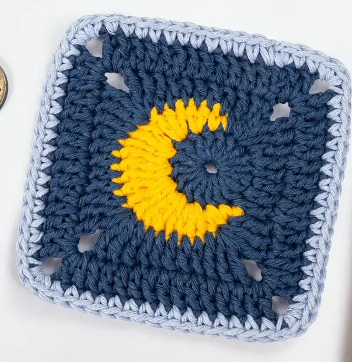 Crochet a stunning 3D retro daisy granny square with this free pattern! Features layered flower petals and is perfect for blankets and summer tops.