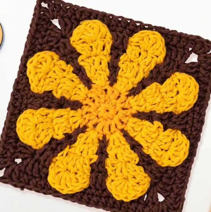 retro daisy granny square pattern