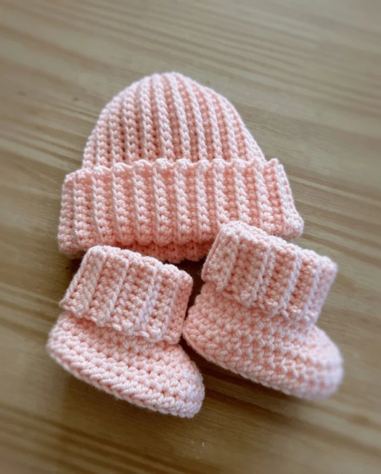 Easy crochet baby booties pattern, free crochet baby booties, ribbed cuff booties