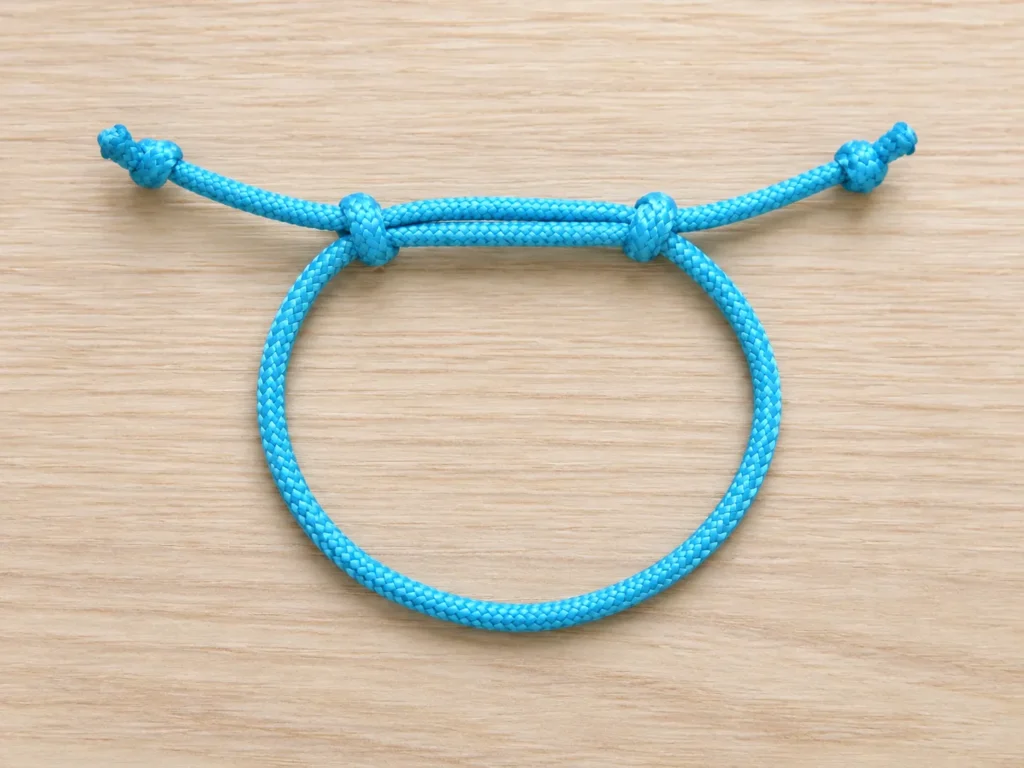 Simple sliding knot bracelet with adjustable cord closure