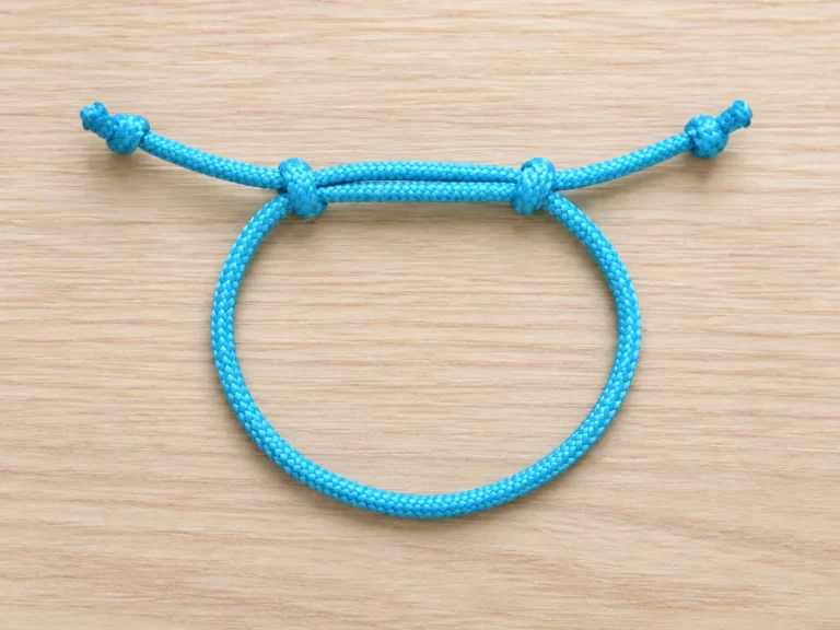 Simple sliding knot bracelet with adjustable cord closure