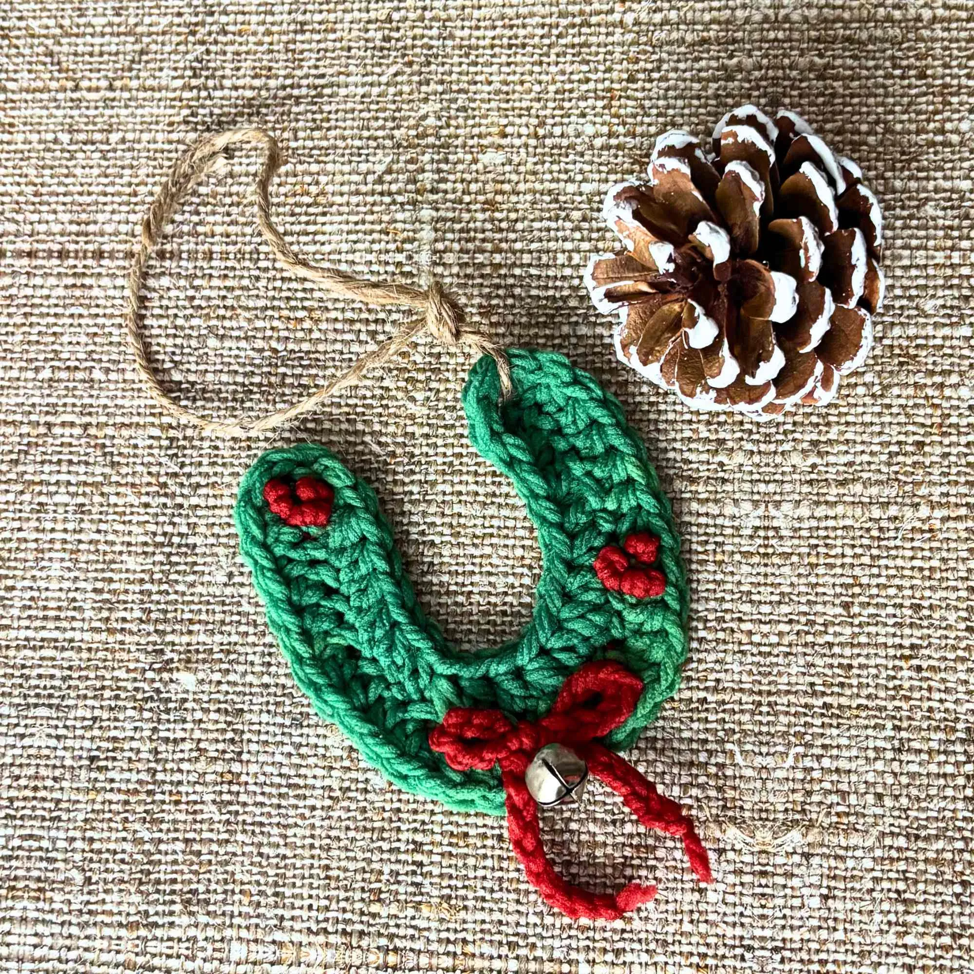 Christmas Horseshoe Wreath Ornament Crochet Pattern