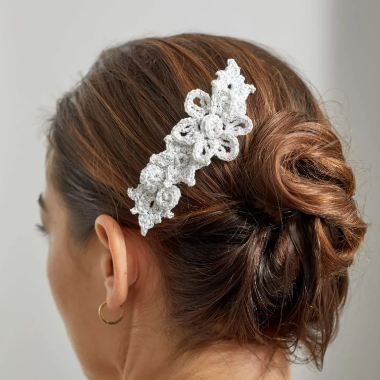 Crochet floral hair comb pattern for stylish hair accessories.