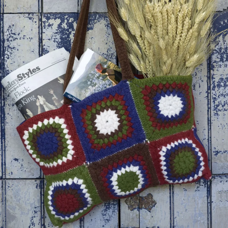 Felted granny tote bag crochet pattern with vibrant yarn.