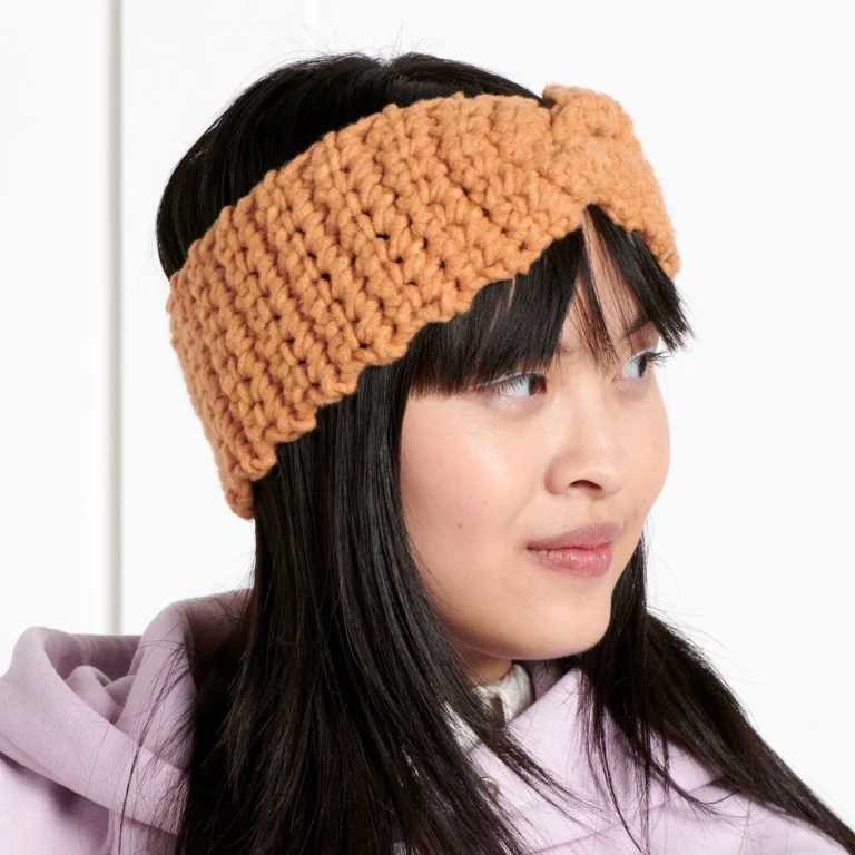 Twist crochet headband pattern for beginners, showcasing a stylish design.
